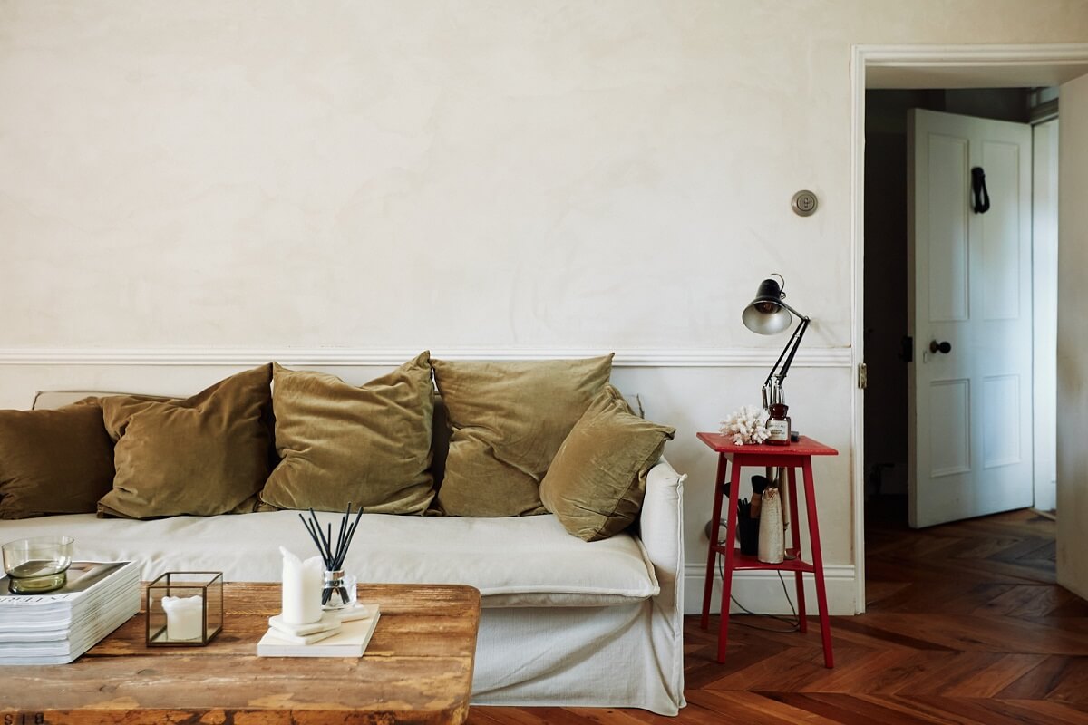 living-room-reclaimed-wooden-floor-green-cushions-nordroom