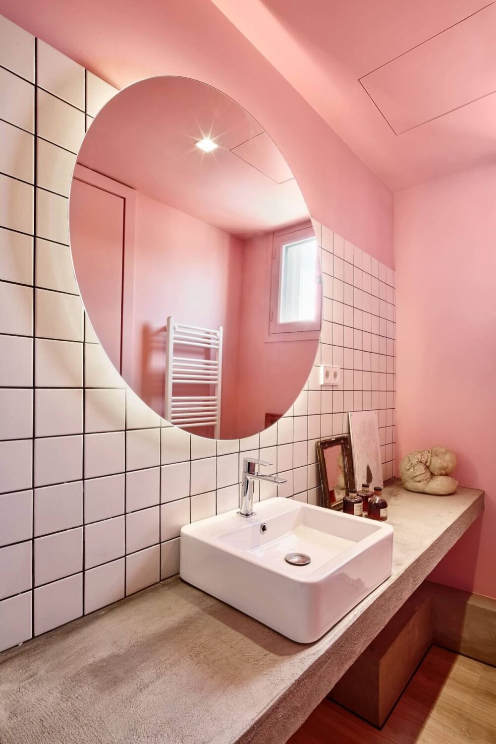 modern-bathroom-round-mirror-white-tiles-pink-walls-nordroom