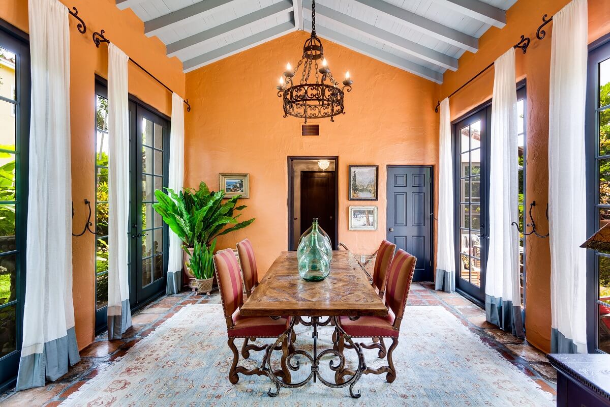 orange-walls-large-rug-dining-room