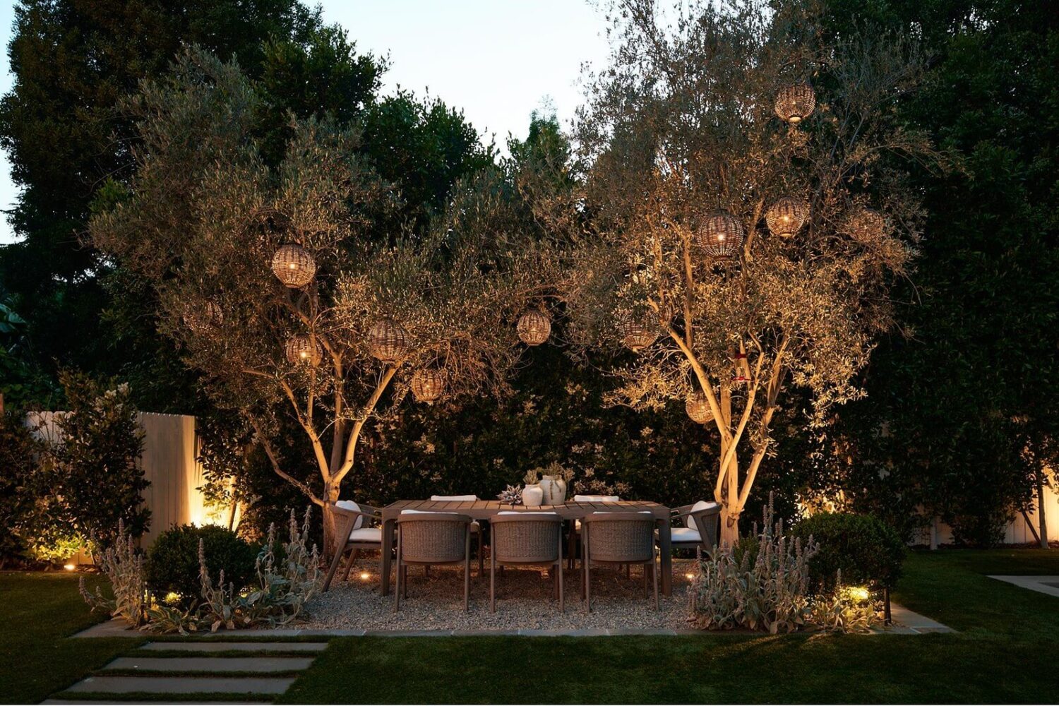 outdoor-dining-space-evening-lanterns-nordroom