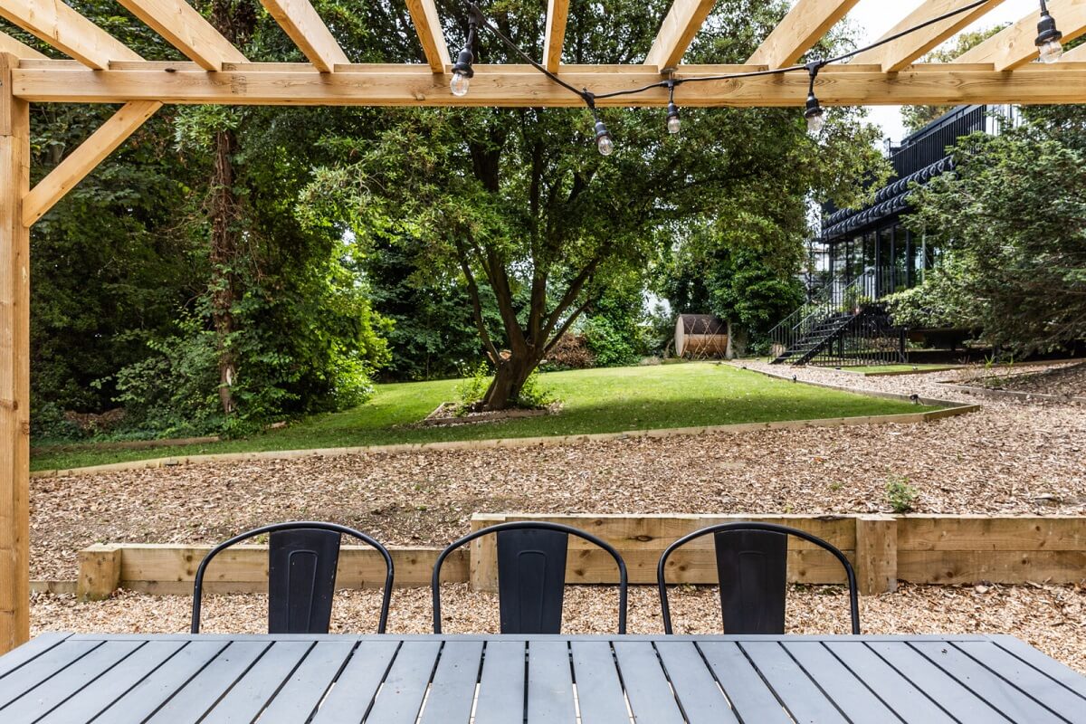 outdoor-dining-space-garden-modern-home-england-nordroom