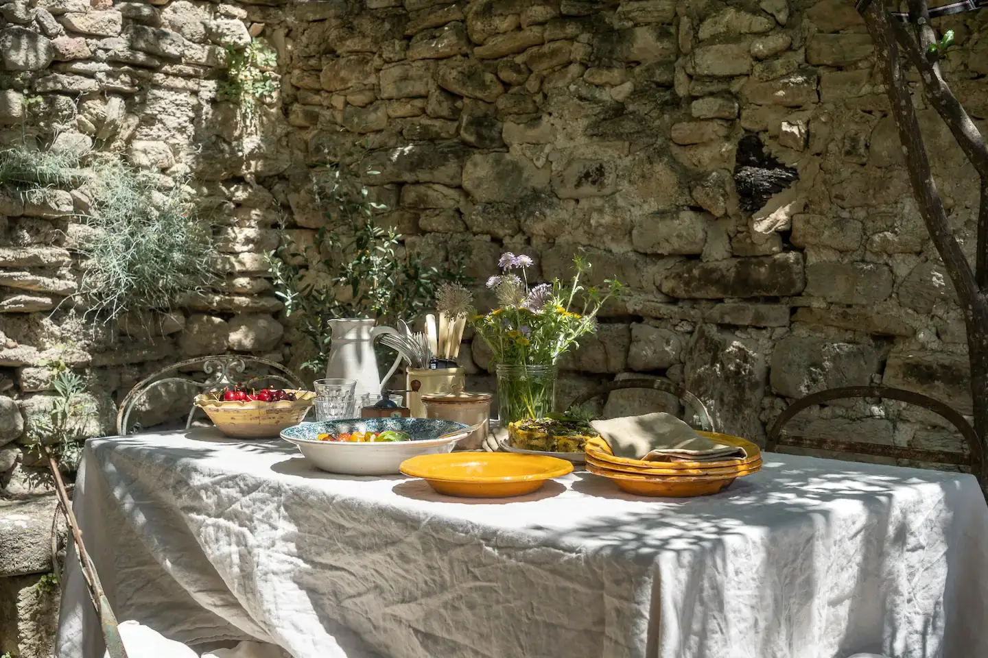 outdoor-dining-table-french-country-house-provence-nordroom