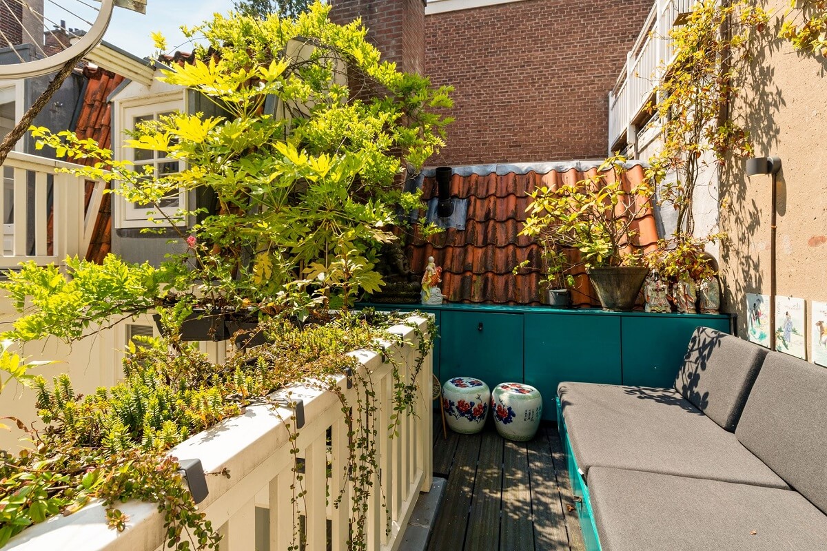 rooftops-balcony-greenery-canal-house