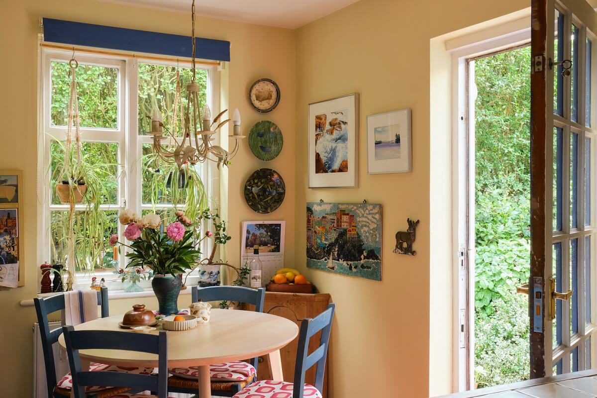 round-dining-table-blue-chairs-english-cottage-nordroom