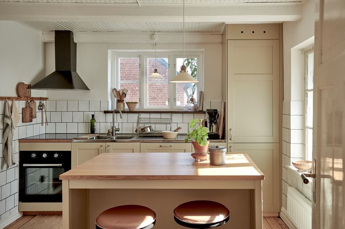 scandinavian-kitchen-white-tiles-island-bar-stools-nordroom