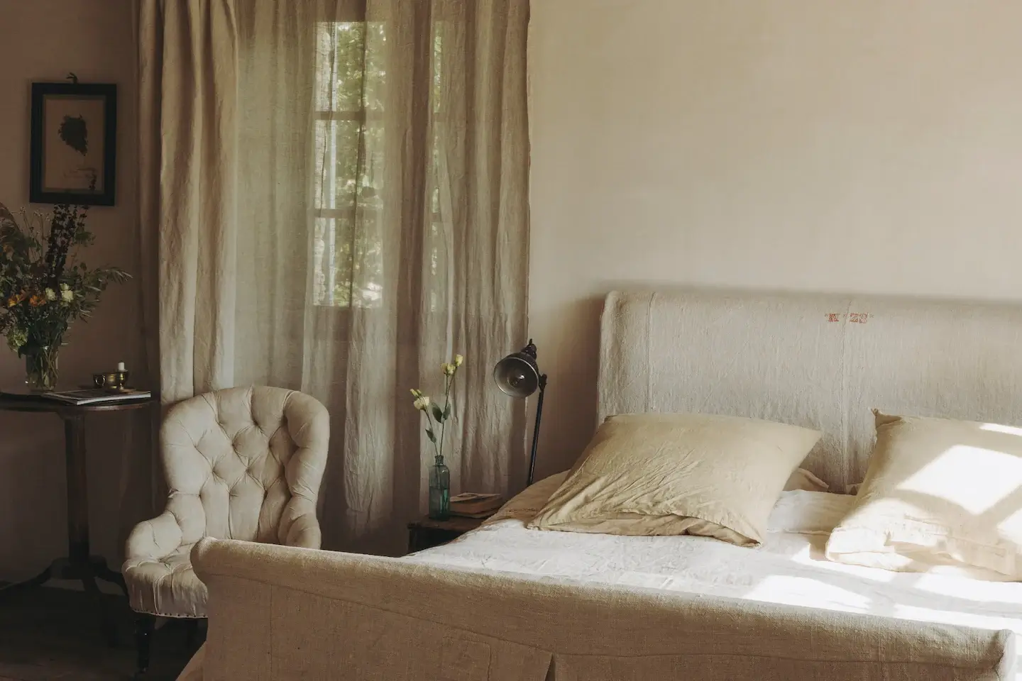 serene-light-colored-bedroom-country-house-france-nordroom