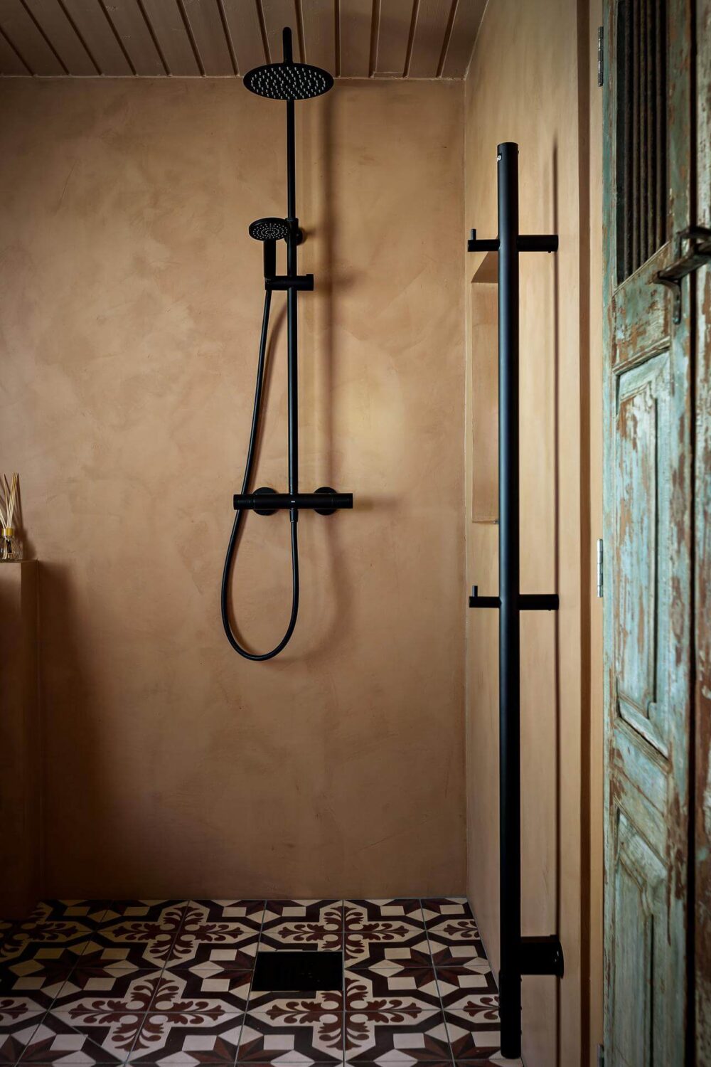 shower-plaster-pink-wall-black-white-floor-tiles-nordroom