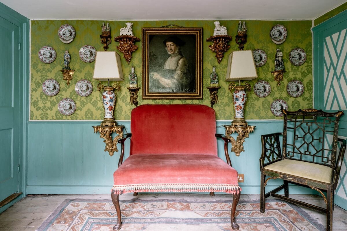 sitting-room-antique-furniture-decor-nordroom