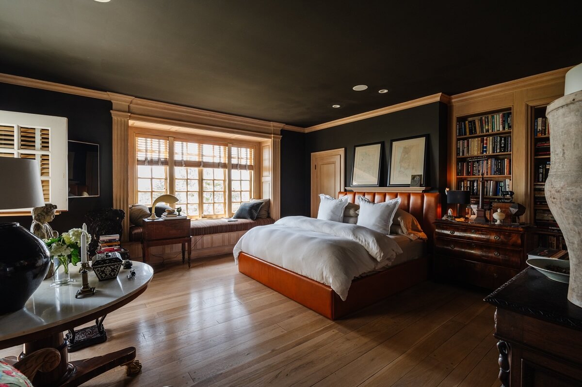 spacious-bedroom-black-ceiling-leather-headboard-nordroom