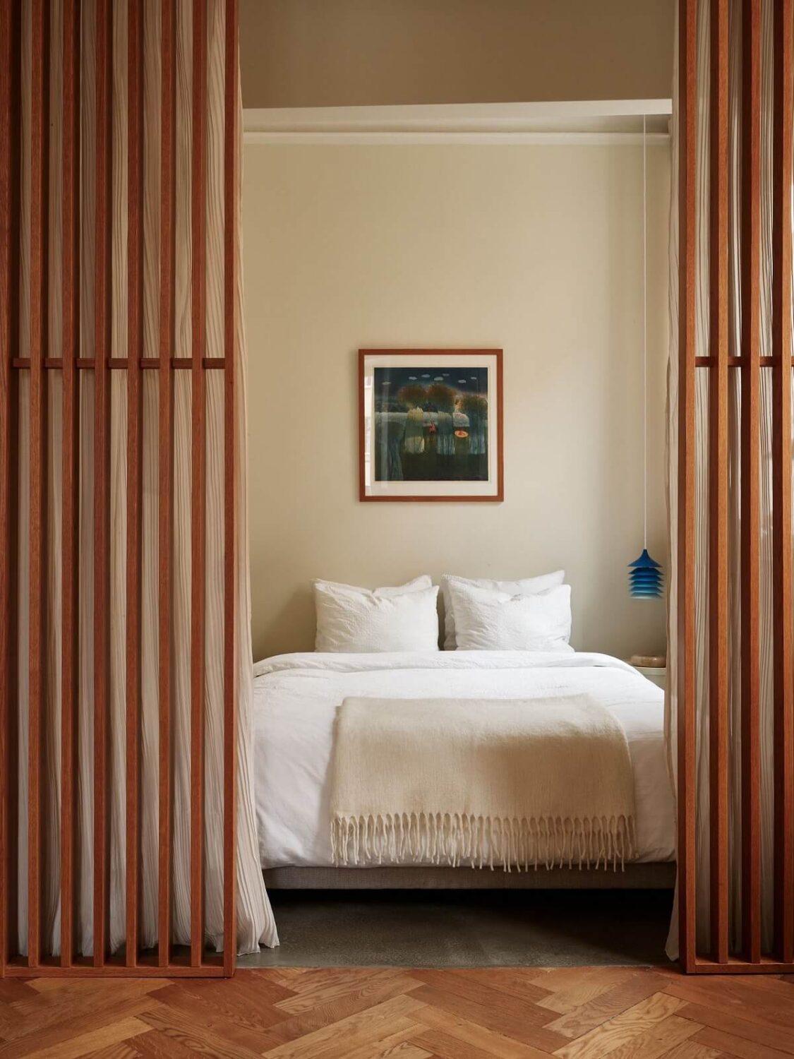 studio-apartment-room-divider-ideas-wood-slats-curtain-nordroom