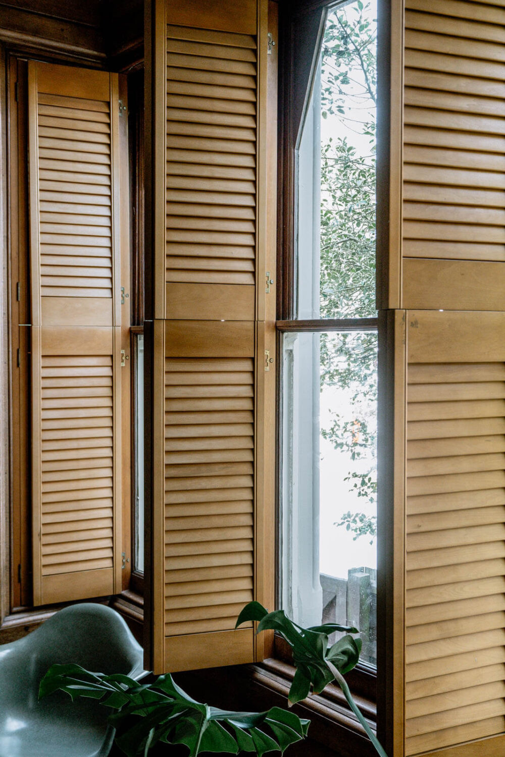 wooden-shutters-victorian-house-england-nordroom