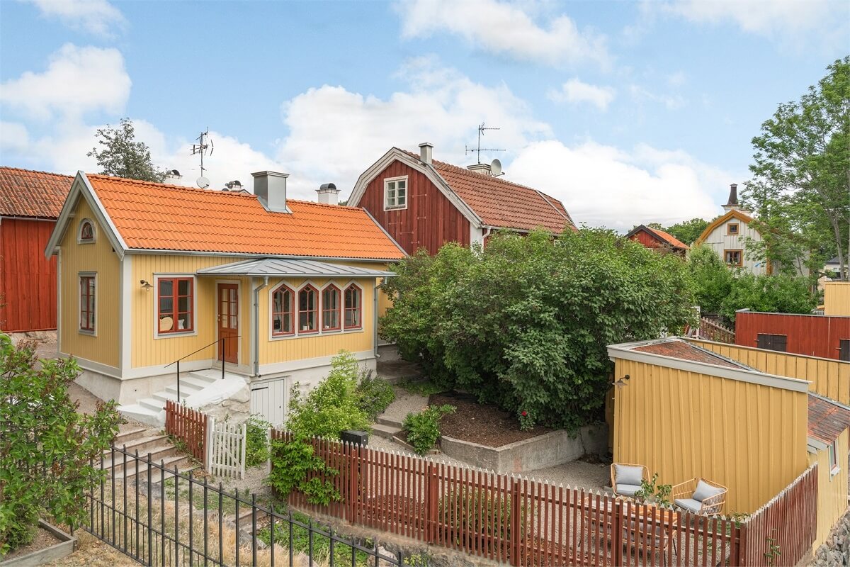 yellow-wooden-house-sweden-garden-nordroom