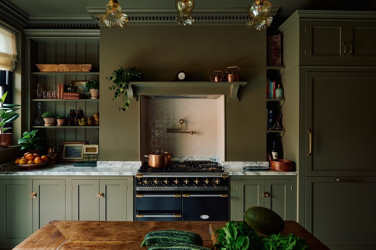 all-green-classic-english-devol-kitchen-wooden-island-nordroom