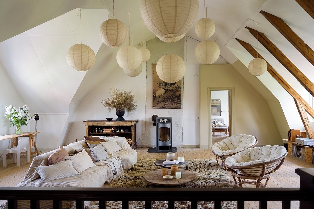 attic-living-room-slanted-ceiling-wooden-beams-pendants-nordroom