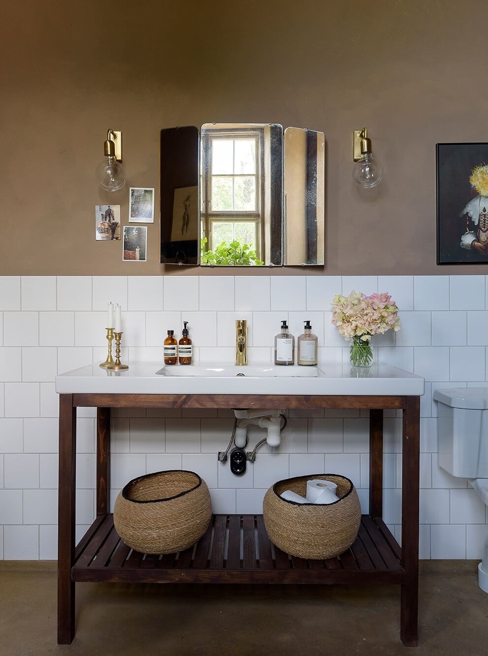 bathroom-white-tiles-light-brown-walls-nordroom