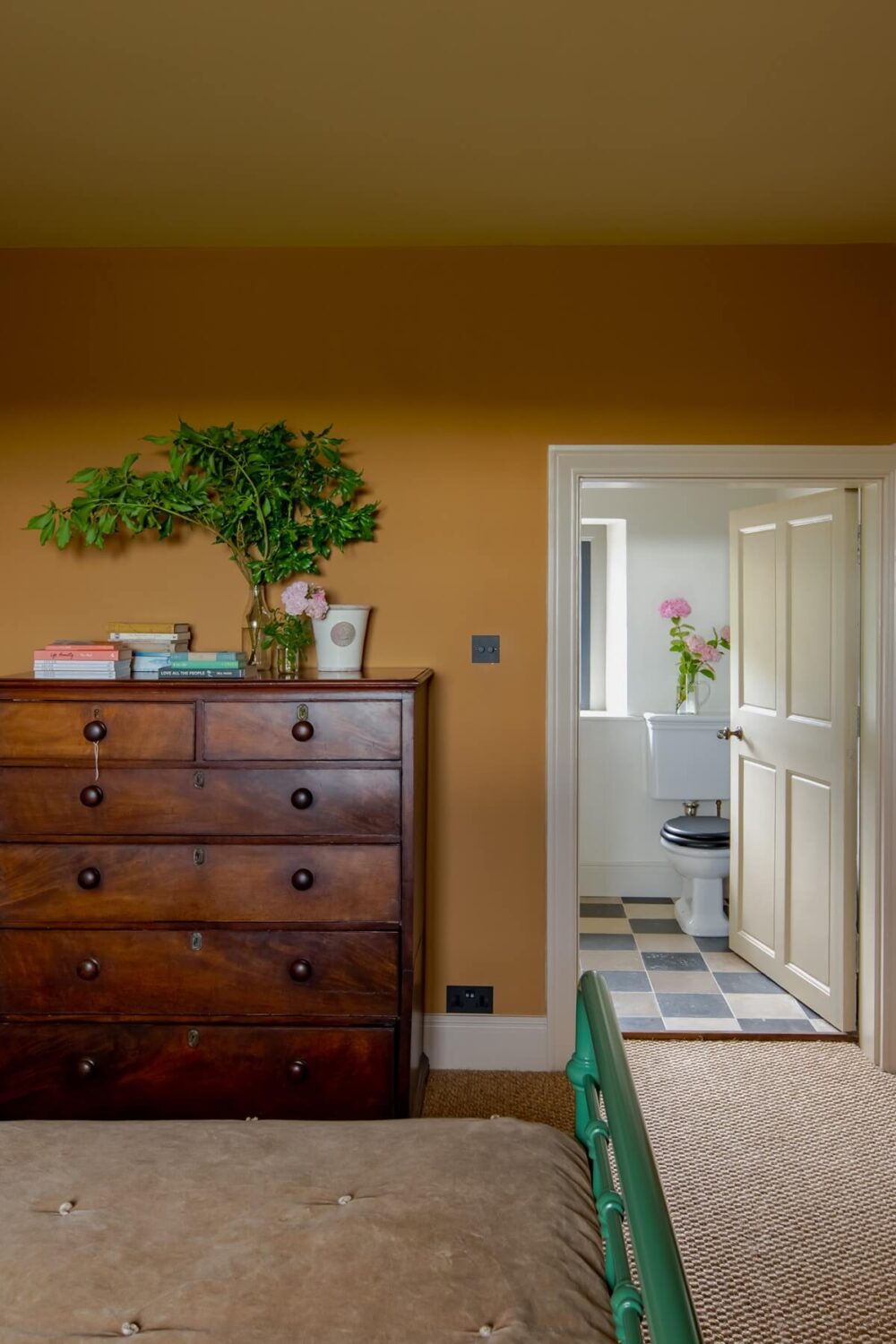 bedroom-orange-walls-en-suite-bathroom-nordroom