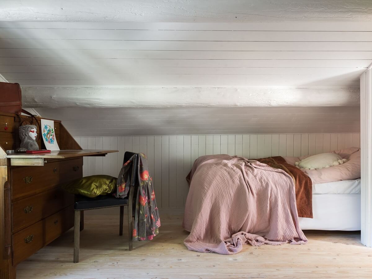 bedroom-slanted-ceiling-writing-desk-nordroom
