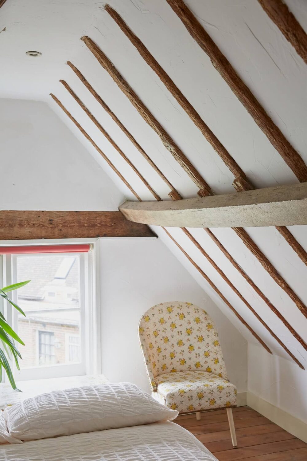 bedroom-slanted-ceilings-exposed-wooden-beams-nordroom