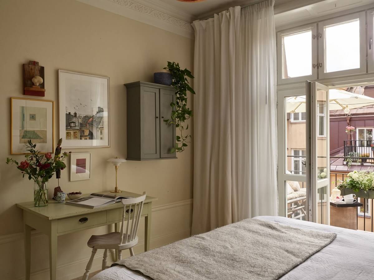 bedroom-with-beige-walls-and-desk-nordroom