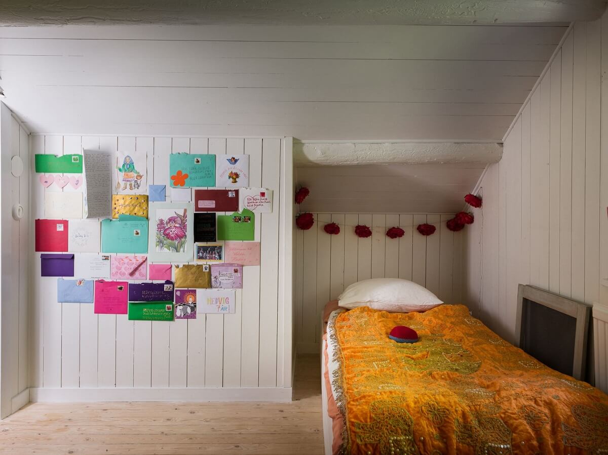 bedroom-with-niche-log-cabin-sweden-nordroom