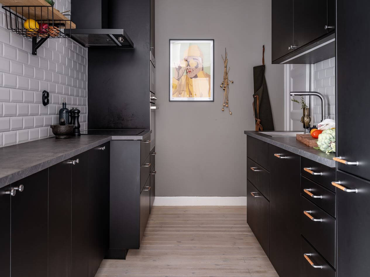 black-galley-kitchen-white-tiles-gray-wall-nordroom