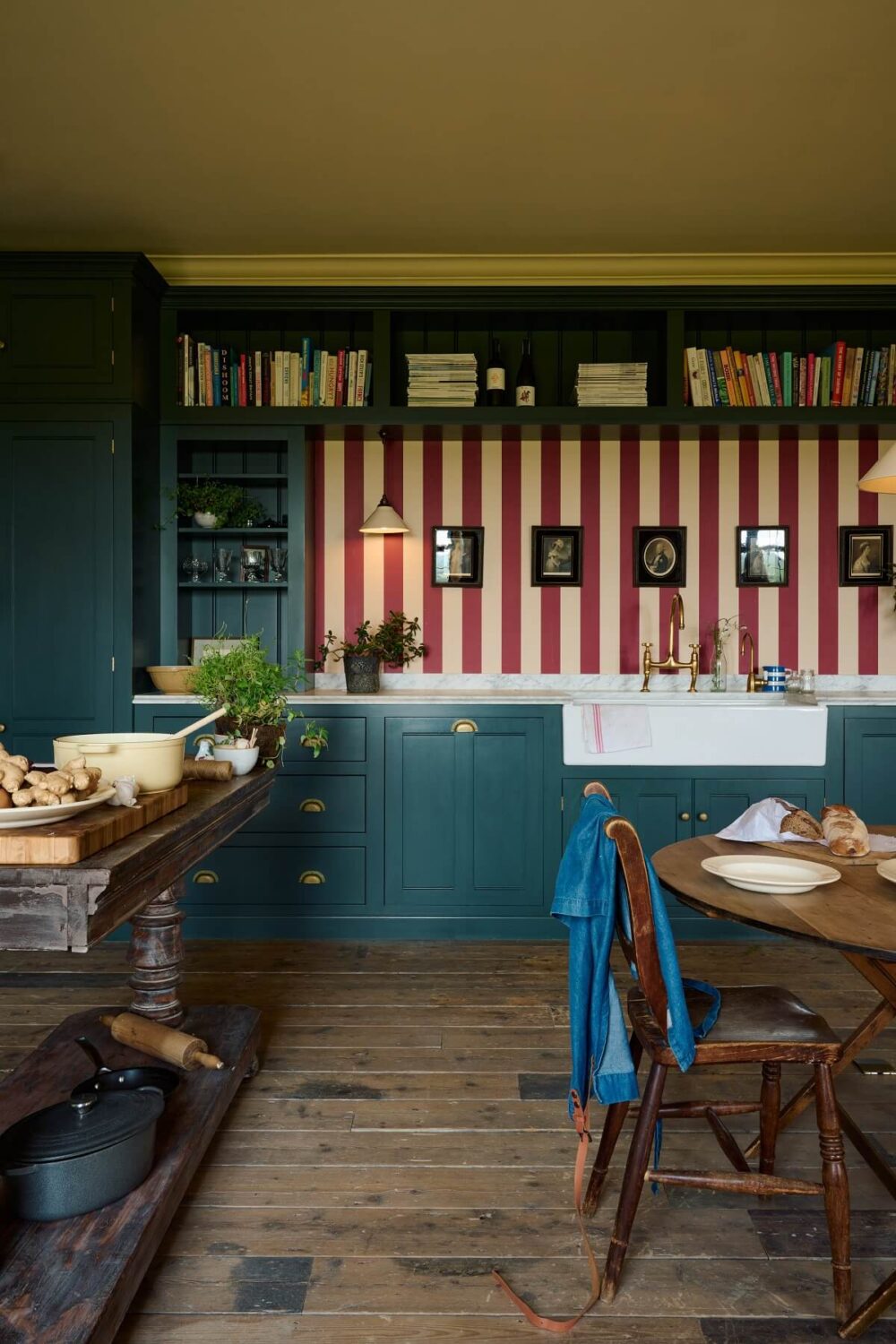 classic-english-kitchen-devol-red-white-striped-backsplash-clarence-and-graves-nordroom