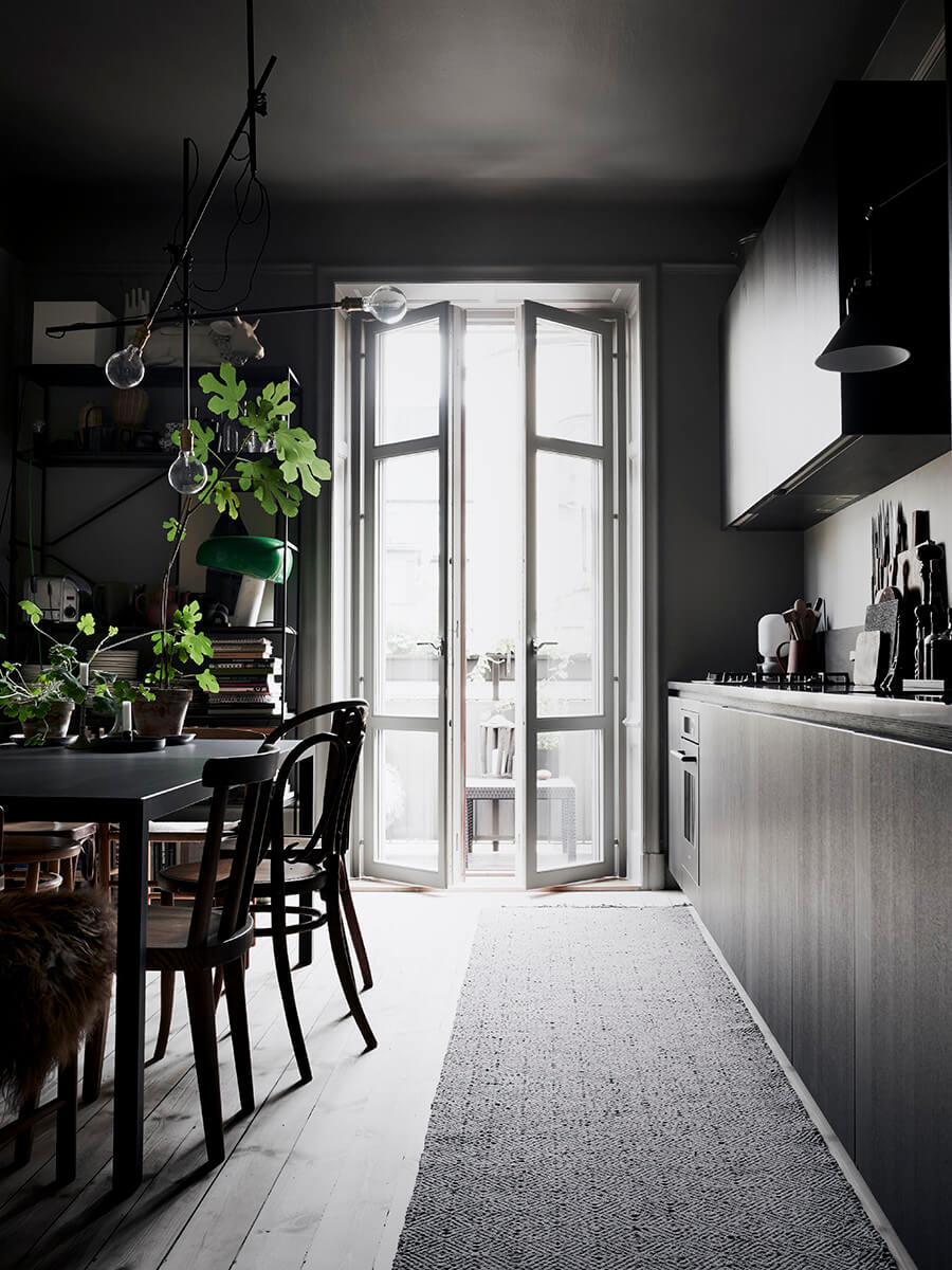 dark-gray-black-kitchen-lotta-agaton-behr-color-of-the-year-nordroom