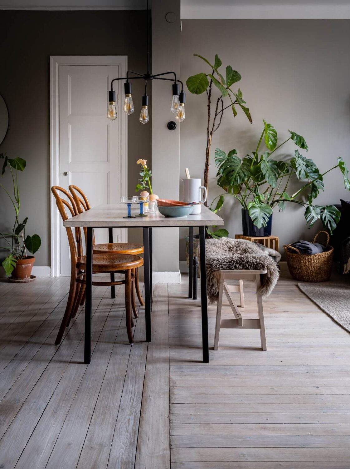 dining-table-small-gray-scandinavian-apartment-nordroom