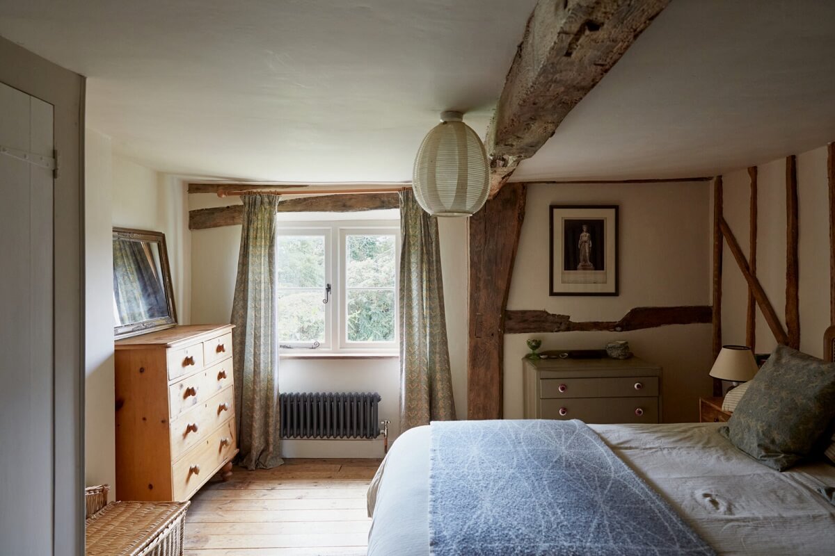 exposed-wooden-beams-english-cottage-bedroom-nordroom