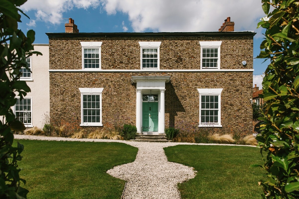 A Georgian House in England with Bold Color Pops