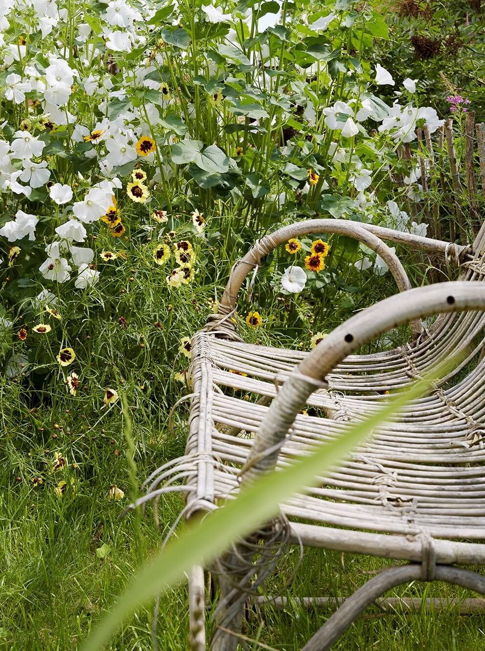 garden-seating-flowers-nordroom