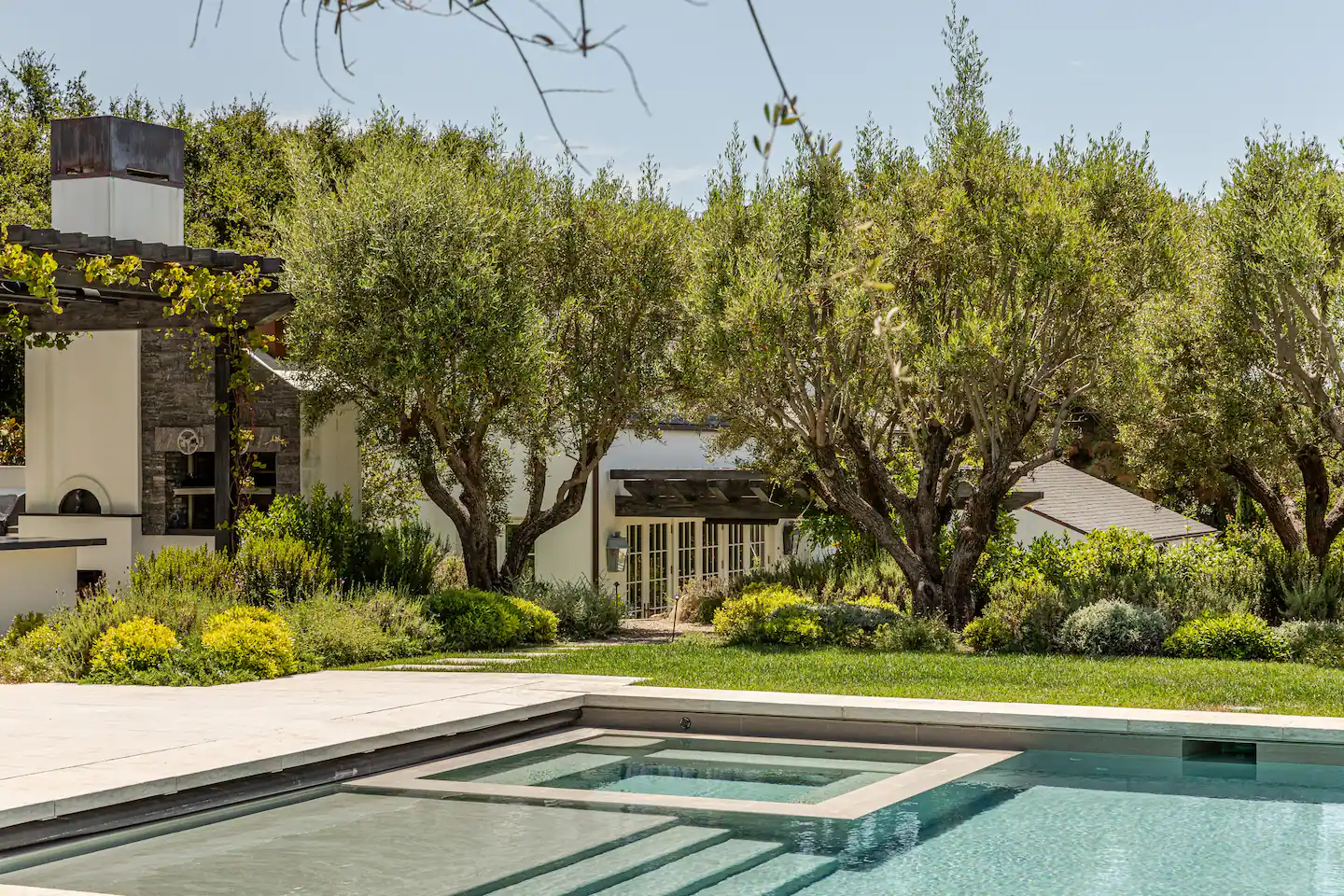 garden-swimming-pool-gwyneth-paltrow-guesthouse-nordroom