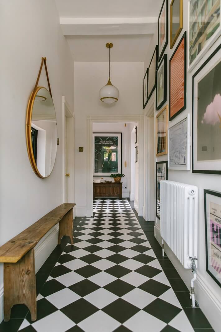 hallway-checkerboard-floor-wooden-bench-round-mirror-nordroom