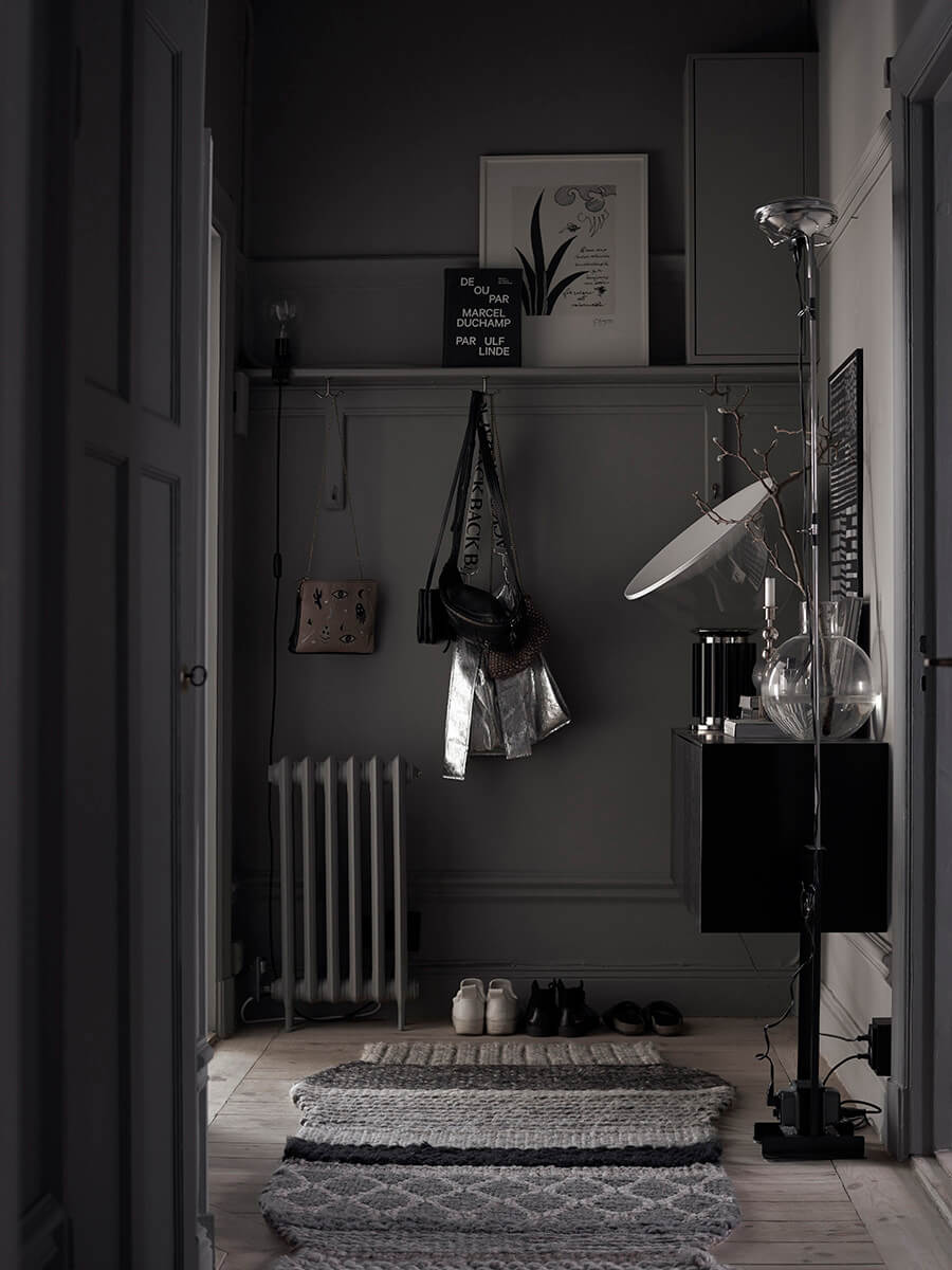 hallway-dark-gray-walls-wooden-floor-lotta-agaton-nordroom