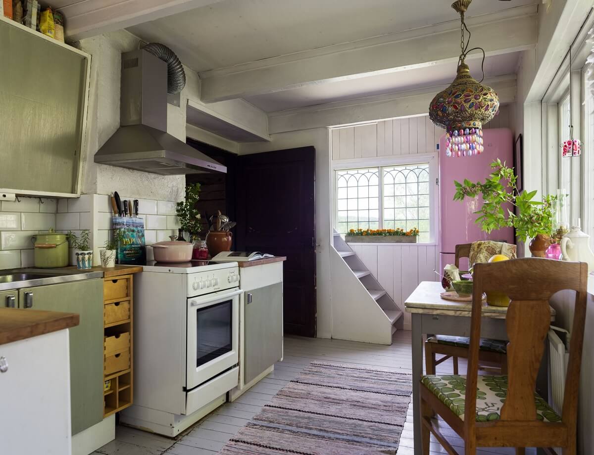 kitchen-green-cabinets-log-cabin-sweden-nordroom