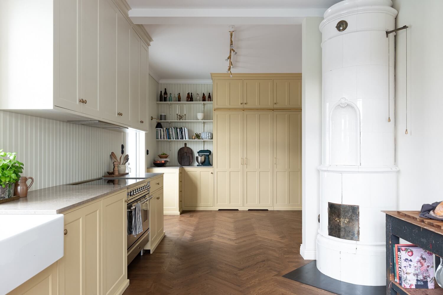 kitchen-light-yellow-cabinets-fireplace-nordroom