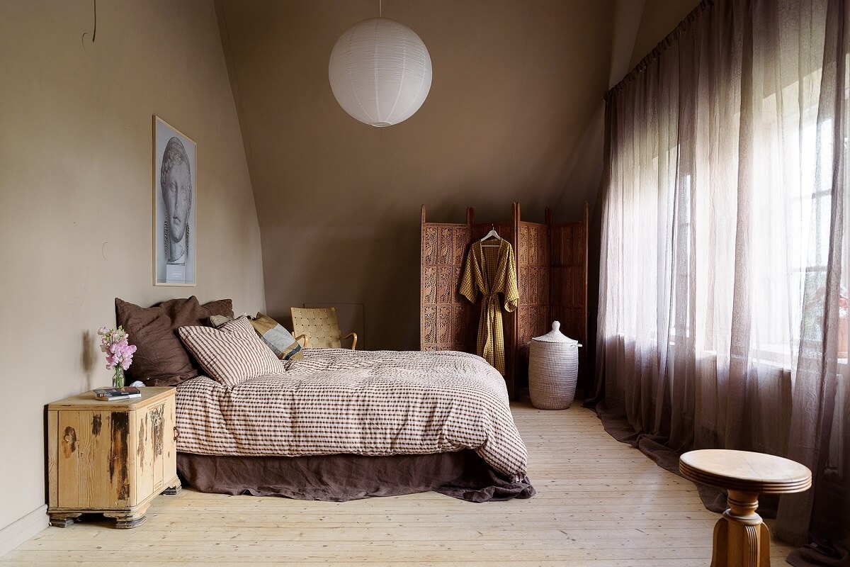 light-brown-bedroom-slanted-ceiling-nordroom