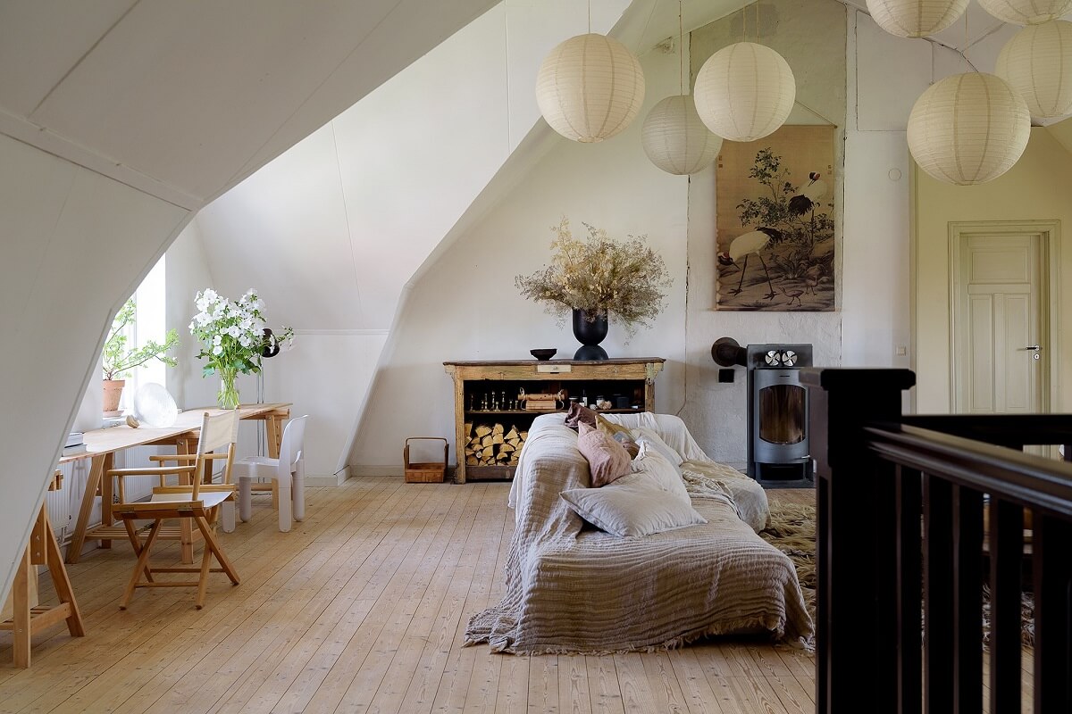 living-room-slanted-ceiling-wooden-floor-desk-nordroom