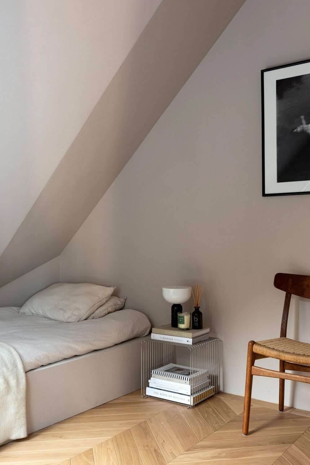 minimalistic-bedroom-slanted-ceiling-nordroom