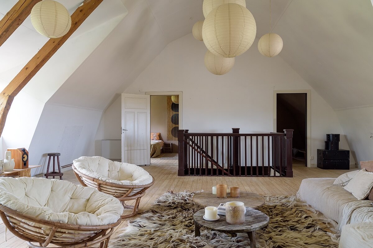 serene-living-room-slanted-ceiling-wooden-beams-nordroom