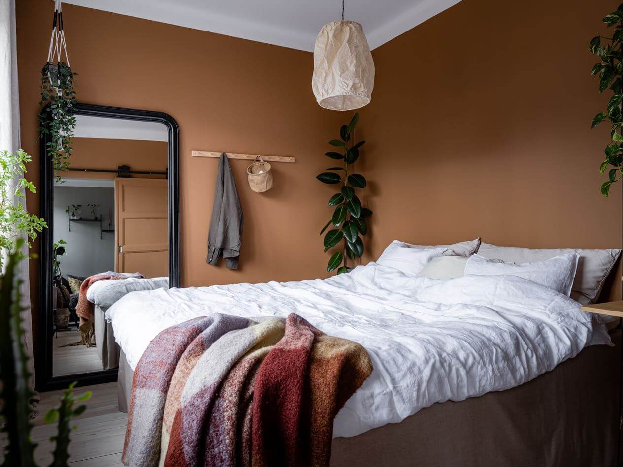 small-bedroom-earthy-terracotta-wall-color-nordroom