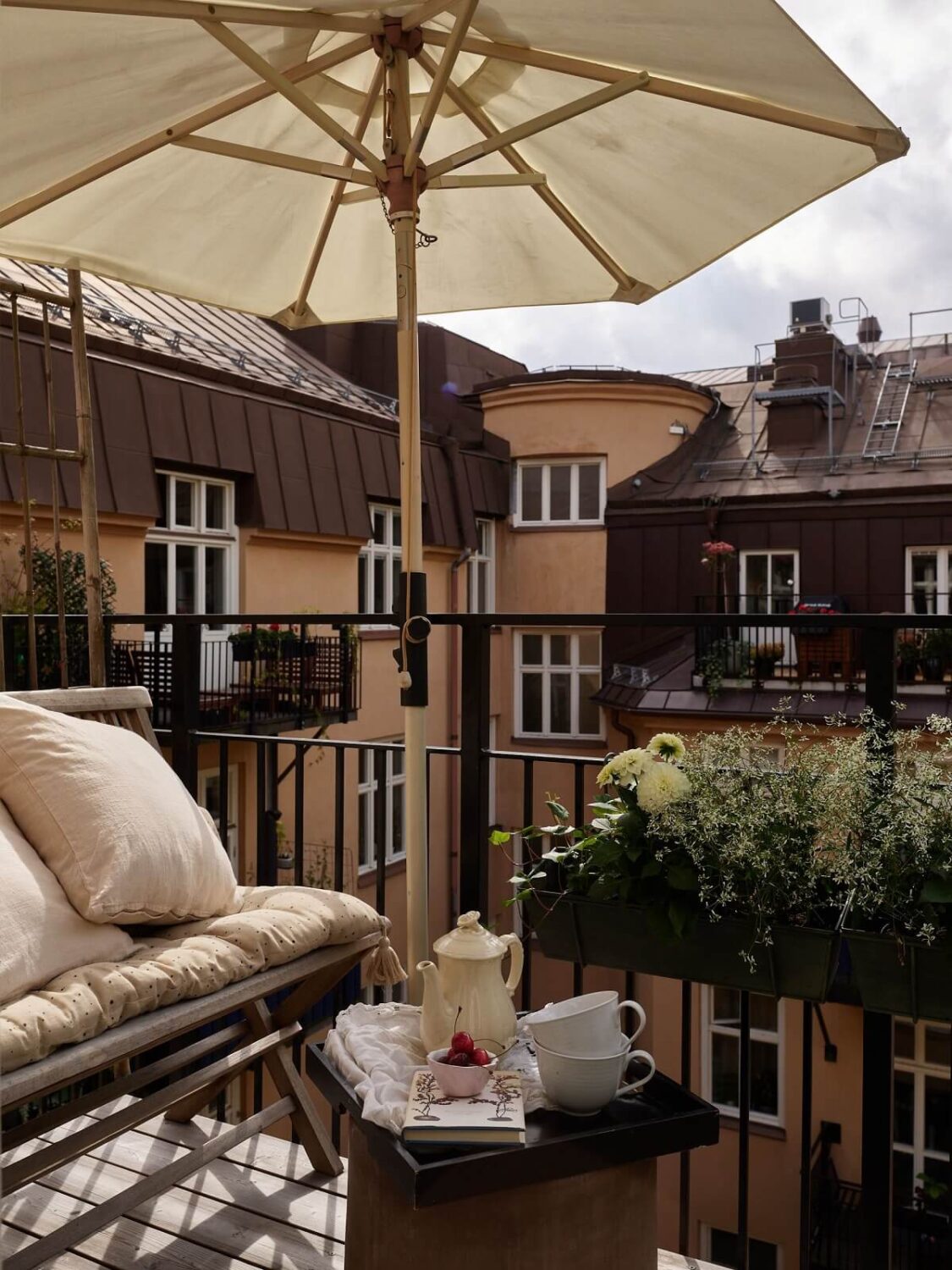 sunny-balcony-overlooking-courtyard-nordroom