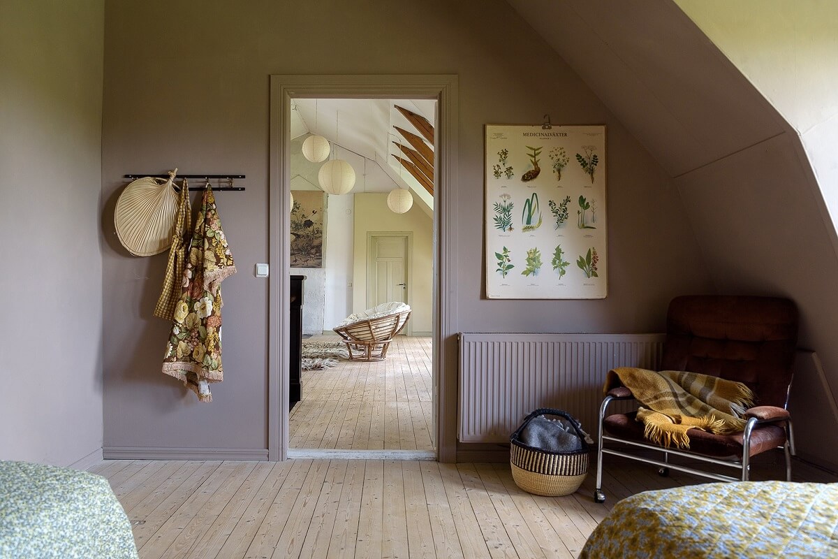 twin-bedroom-wooden-floor-slanted-ceiling-nordroom