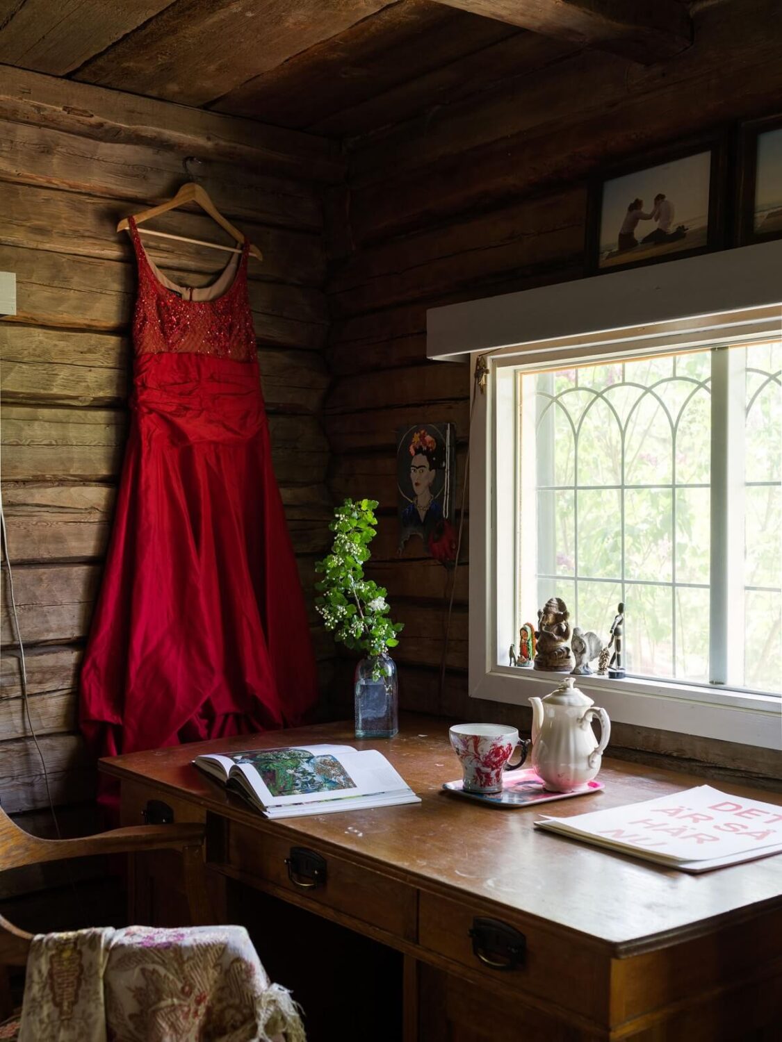 writing-desk-log-cabin-interior-nordroom