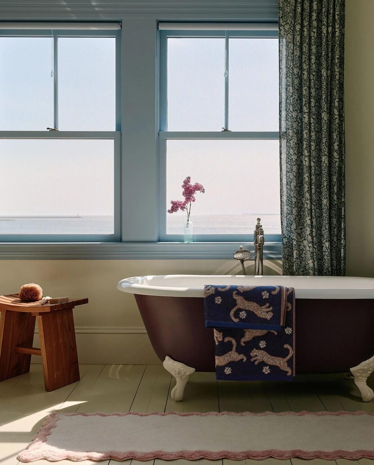 bathroom-clawfoot-bath-blue-window-frames-nordroom