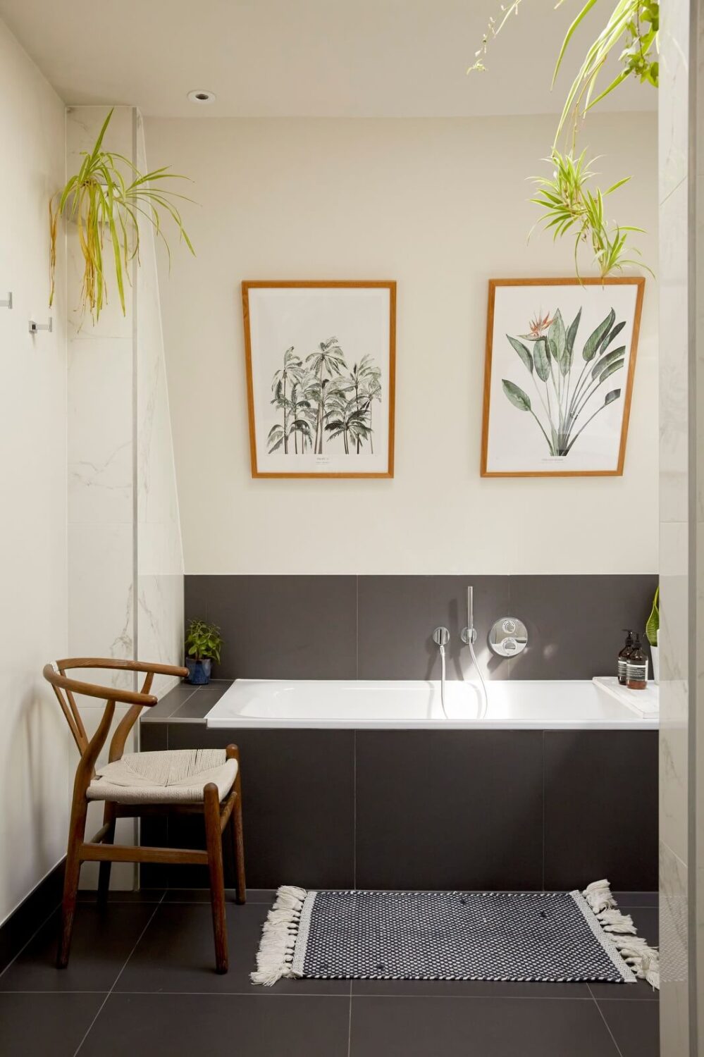 bathroom-gray-tiles-plants-nordroom