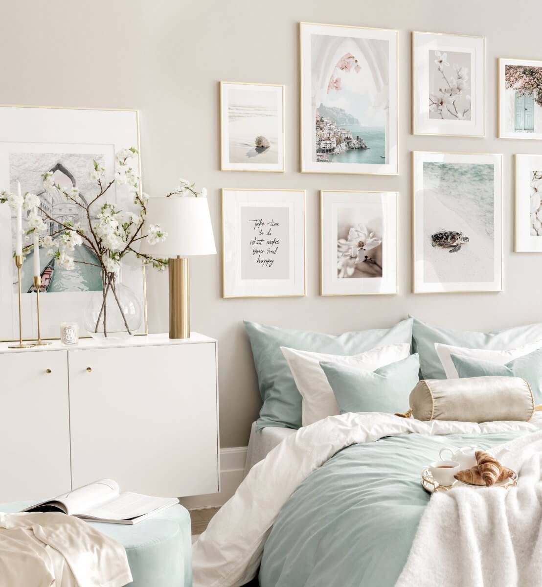 bedroom-beige-walls-light-blue-bedding-nordroom