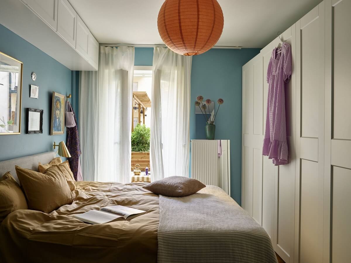 bedroom-blue-walls-wardrobes-nordroom