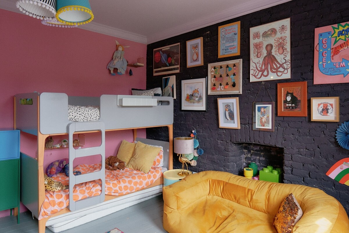 bedroom-bunk-beds-dark-gray-brick-wall-nordroom