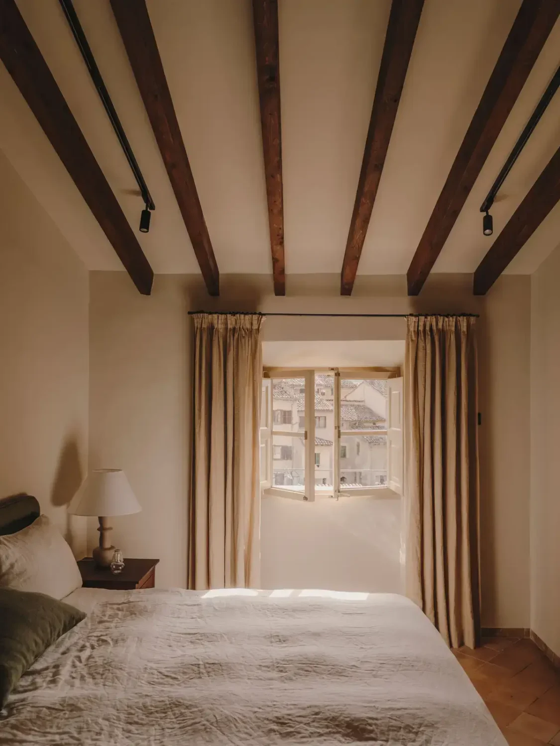 bedroom-pitched-ceiling-wooden-beams